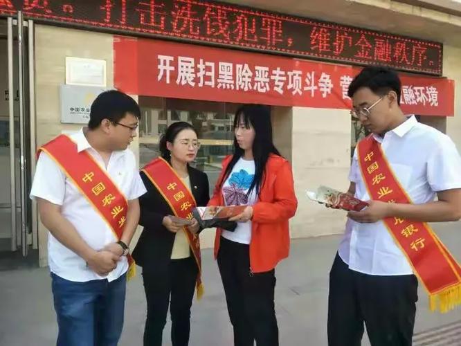 led燈滾動播放"打造信用名片 創造企業財富";制作"征信服務小微企業和